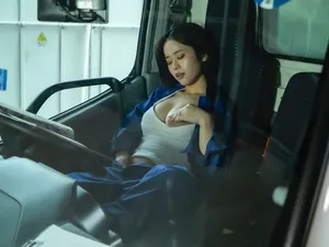 Anh xã thất nghiệp, cô vợ đi làm tài xế giao chuối và cái kết