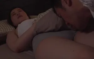 3 ngày chồng yêu đi công tác, vợ yêu ở nhà nữa đêm bị bố ông xã mò vào phòng