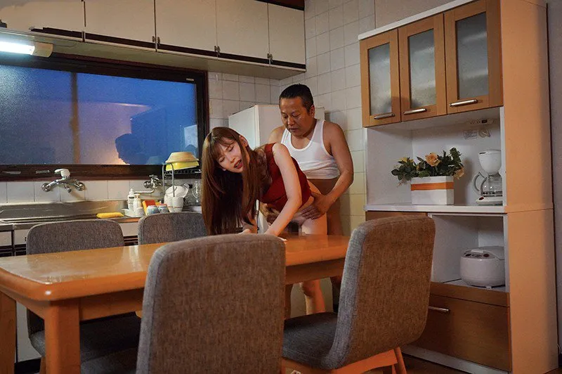 Con gái bị ông xã mới của mẹ phang mỗi ngày, cho dù đã có người yêu